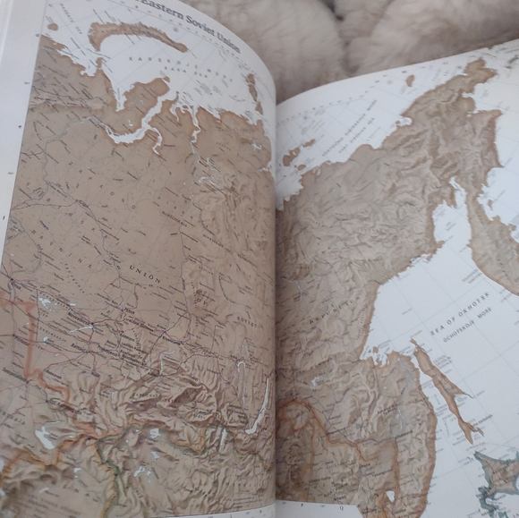 Atlas of the World hardcover book Readers Digest - Picture 11 of 16